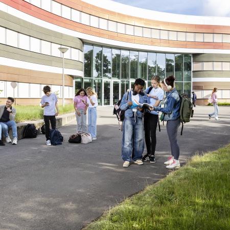 Leerlingen op het schoolplein